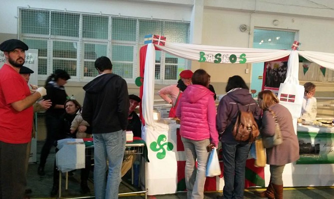 El centro Etorritakoengatik participó en la edición 2014 del Festival "Madryn al Plato" (FotoEE)